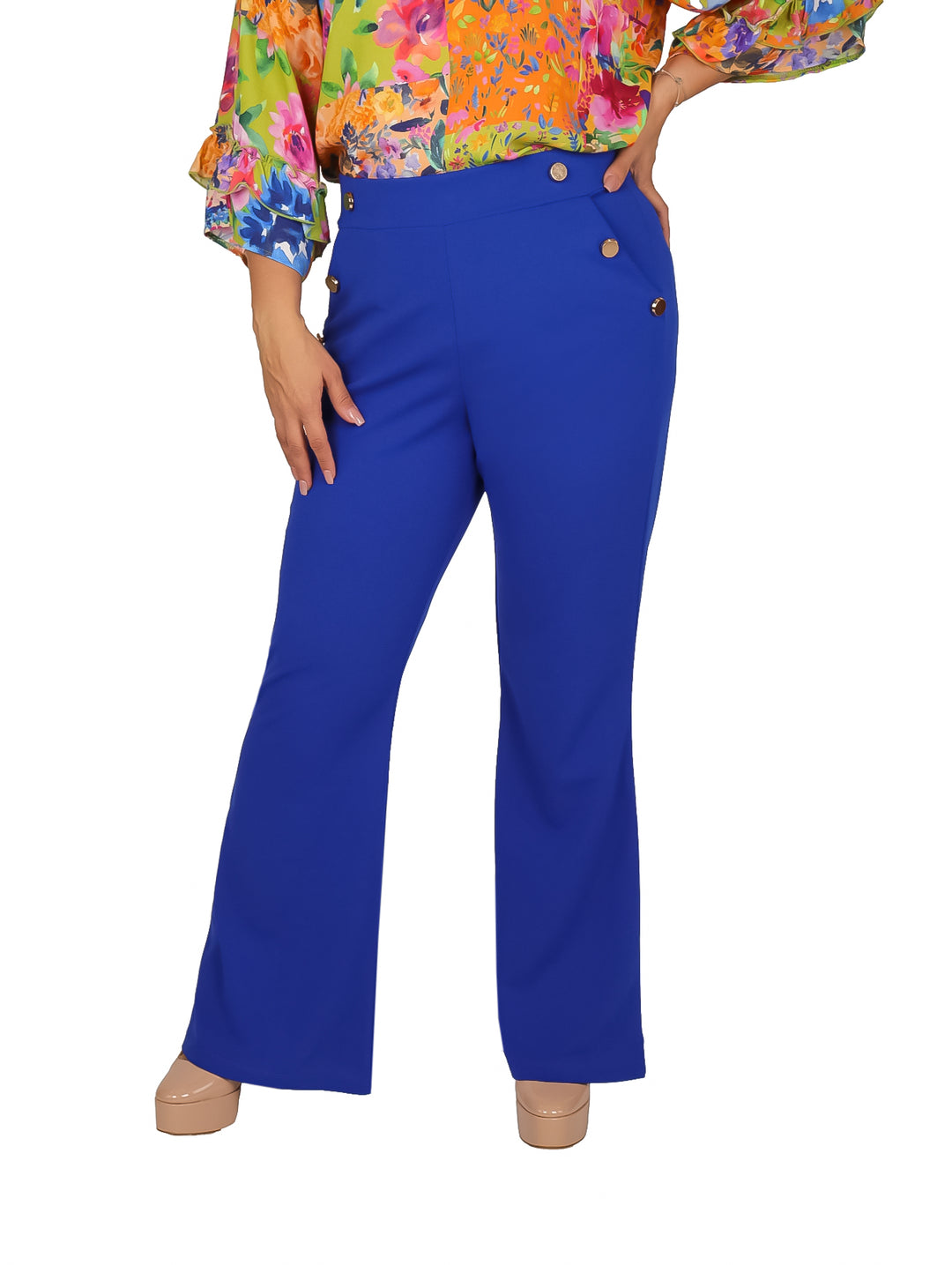 Pantalón azul rey de corte campana con botones decorativos en la cintura para mujer.