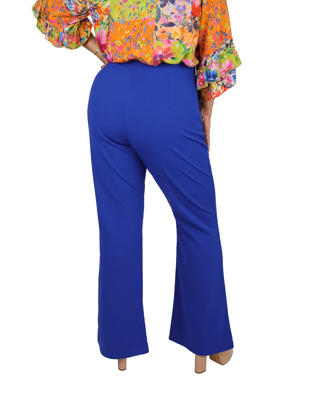 Pantalón azul rey de corte campana con botones decorativos en la cintura para mujer.