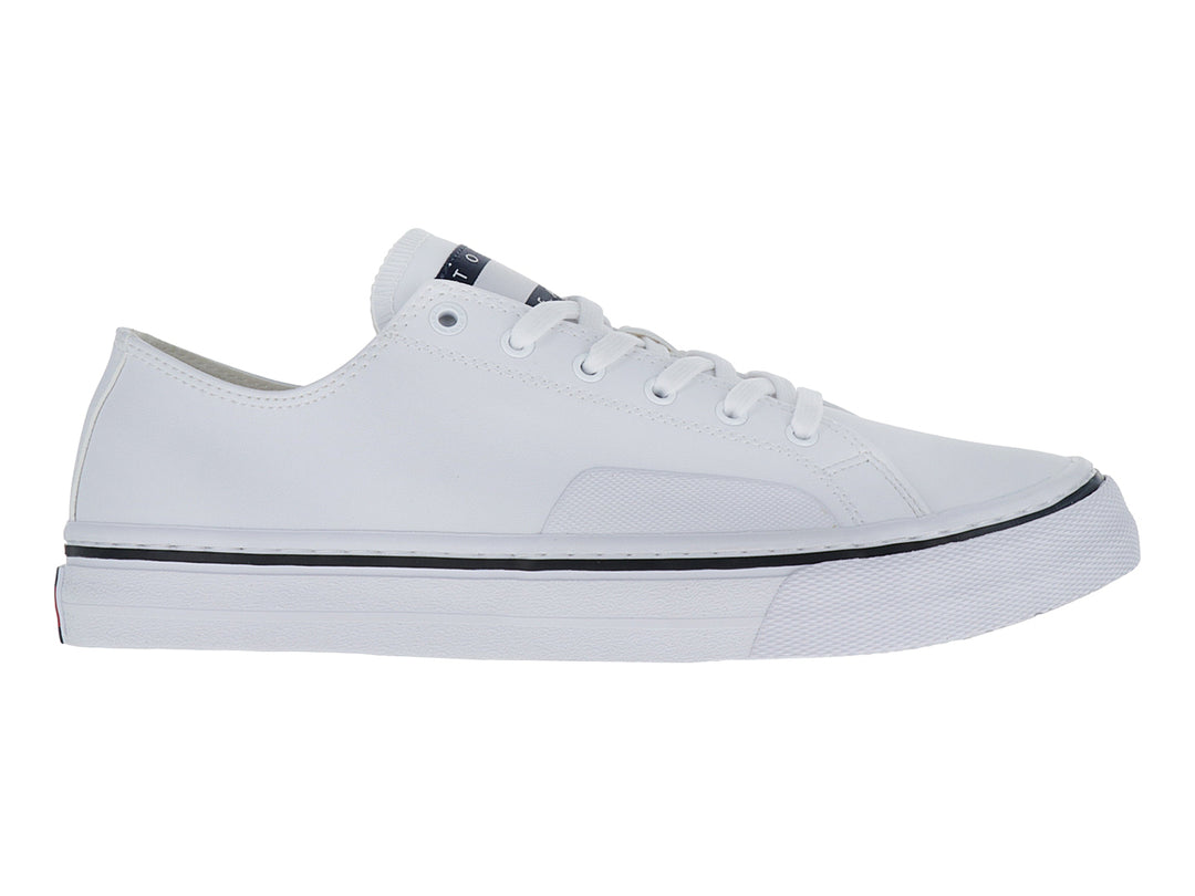 Tenis casuales Tommy Hilfiger de cuero blanco con suela vulcanizada y detalle lineal negro.