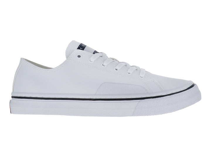 Tenis casuales Tommy Hilfiger de cuero blanco con suela vulcanizada y detalle lineal negro.