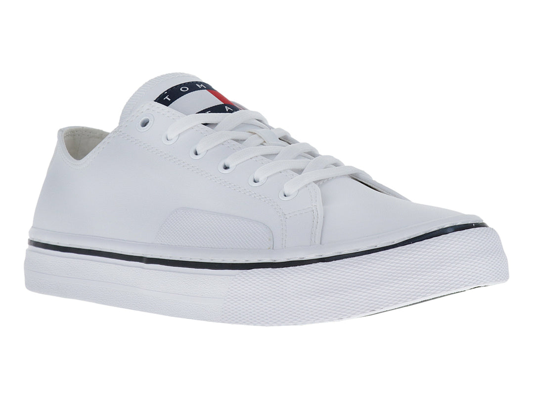Tenis casuales Tommy Hilfiger de cuero blanco con suela vulcanizada y detalle lineal negro.