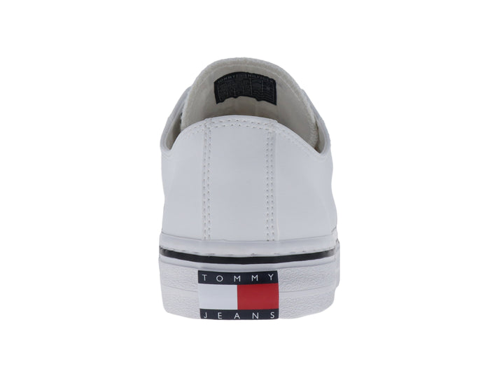 Tenis casuales Tommy Hilfiger de cuero blanco con suela vulcanizada y detalle lineal negro.