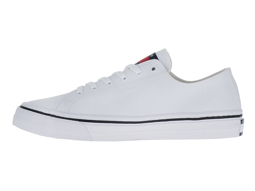 Tenis casuales Tommy Hilfiger de cuero blanco con suela vulcanizada y detalle lineal negro.
