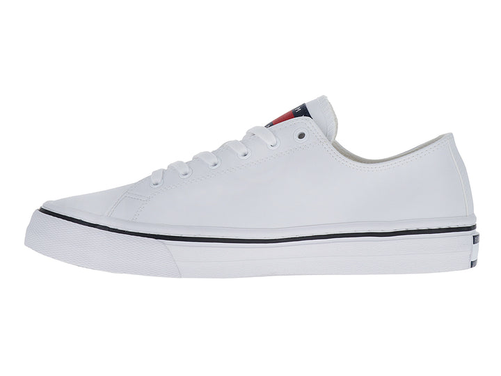 Tenis casuales Tommy Hilfiger de cuero blanco con suela vulcanizada y detalle lineal negro.
