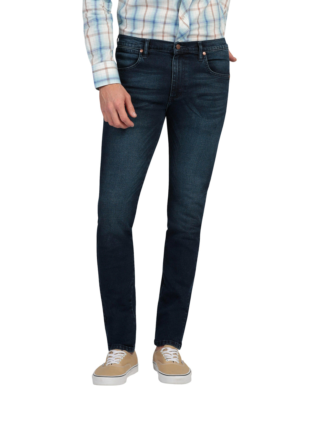 Hombre vistiendo pantalones jeans skinny de color azul oscuro.