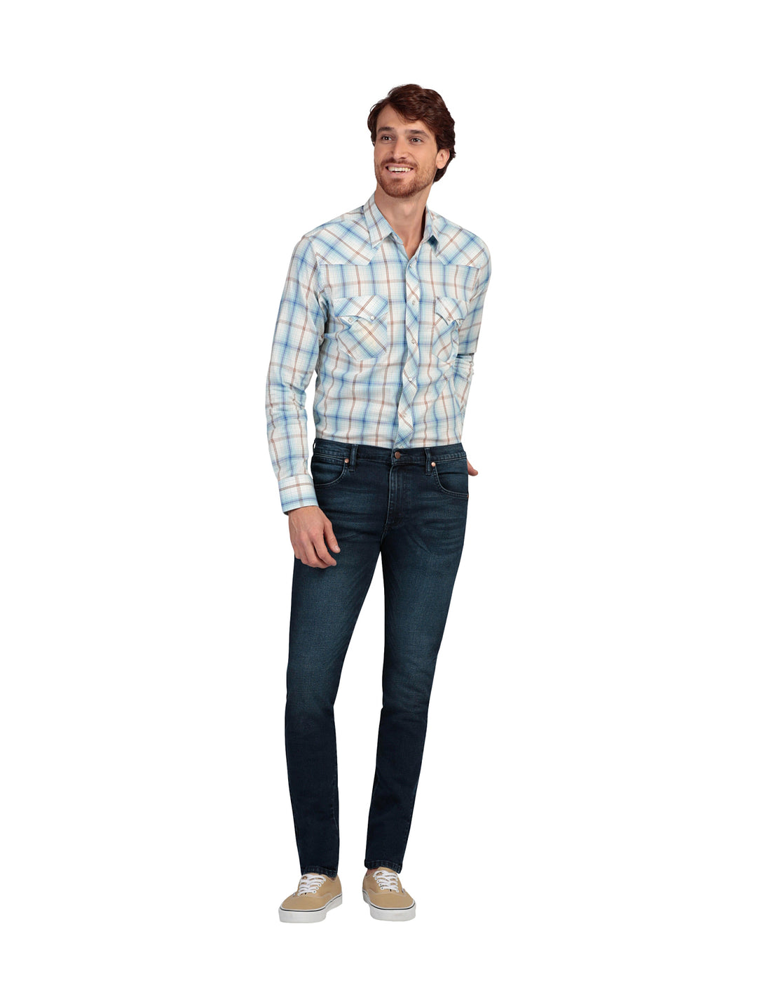 Hombre vistiendo pantalones jeans skinny de color azul oscuro.