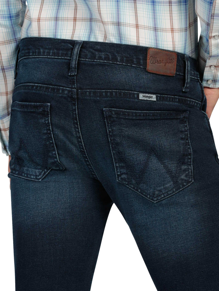 Hombre vistiendo pantalones jeans skinny de color azul oscuro.