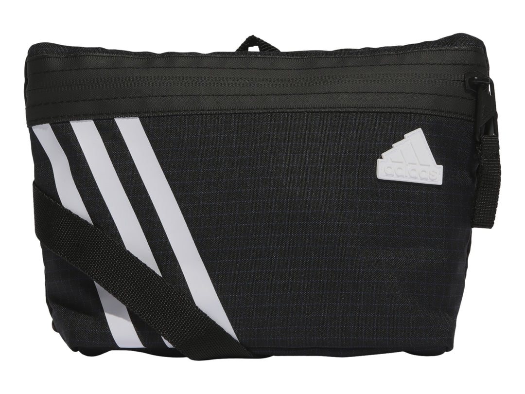 Riñonera Adidas color negro con tres franjas blancas laterales y logotipo blanco frontal.