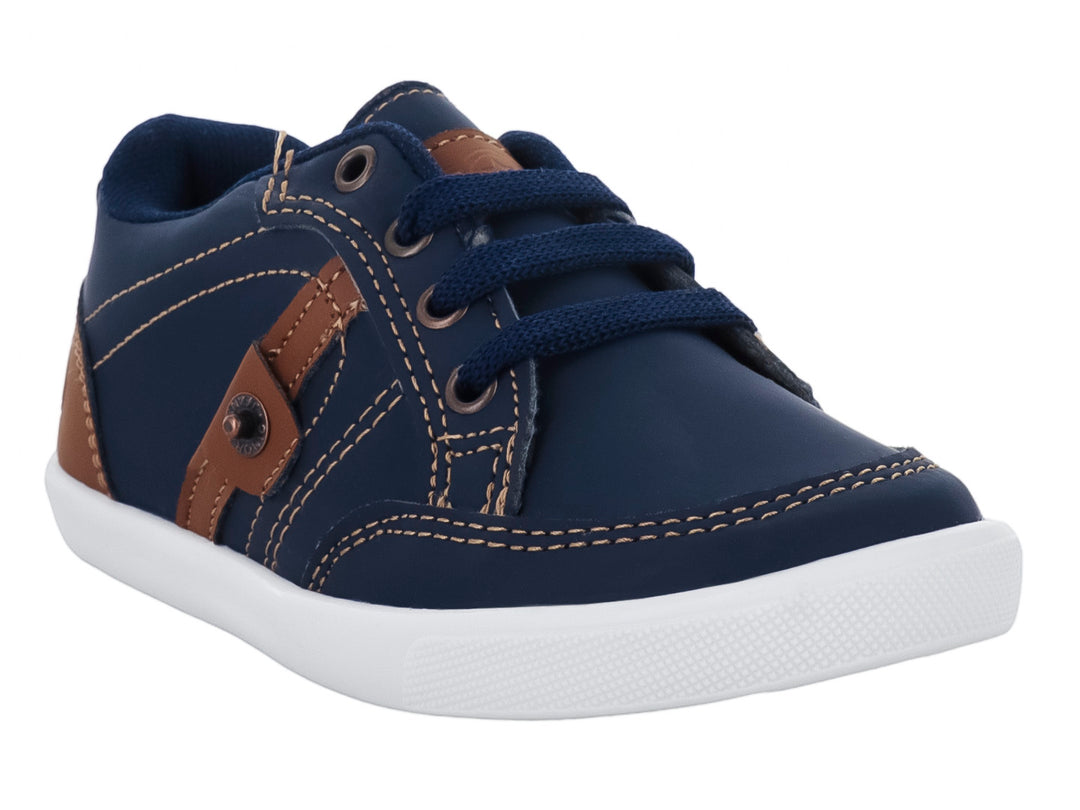 Zapato casual infantil color azul marino con detalles en camel y suela blanca.