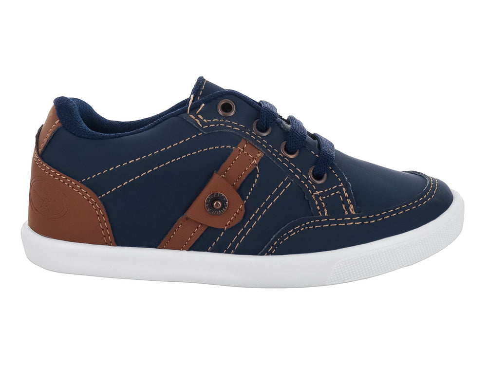 Zapato casual infantil color azul marino con detalles en camel y suela blanca.