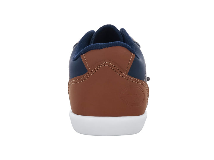 Zapato casual infantil color azul marino con detalles en camel y suela blanca.