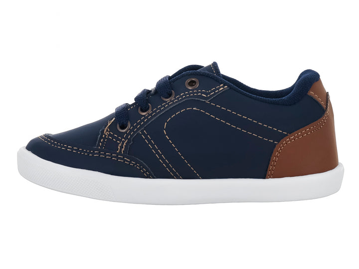 Zapato casual infantil color azul marino con detalles en camel y suela blanca.