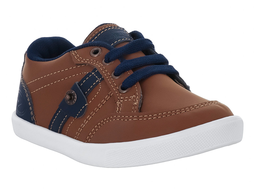 Zapato casual para niño en color camel y marino con suela blanca y cordones azules.