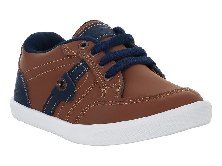 Zapato casual para niño en color camel y marino con suela blanca y cordones azules.