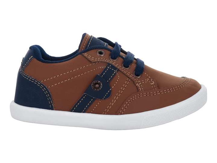 Zapato casual para niño en color camel y marino con suela blanca y cordones azules.