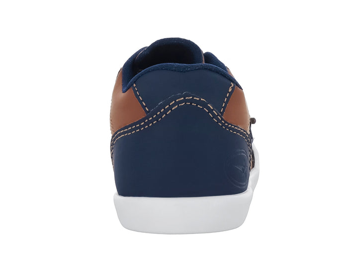 Zapato casual para niño en color camel y marino con suela blanca y cordones.