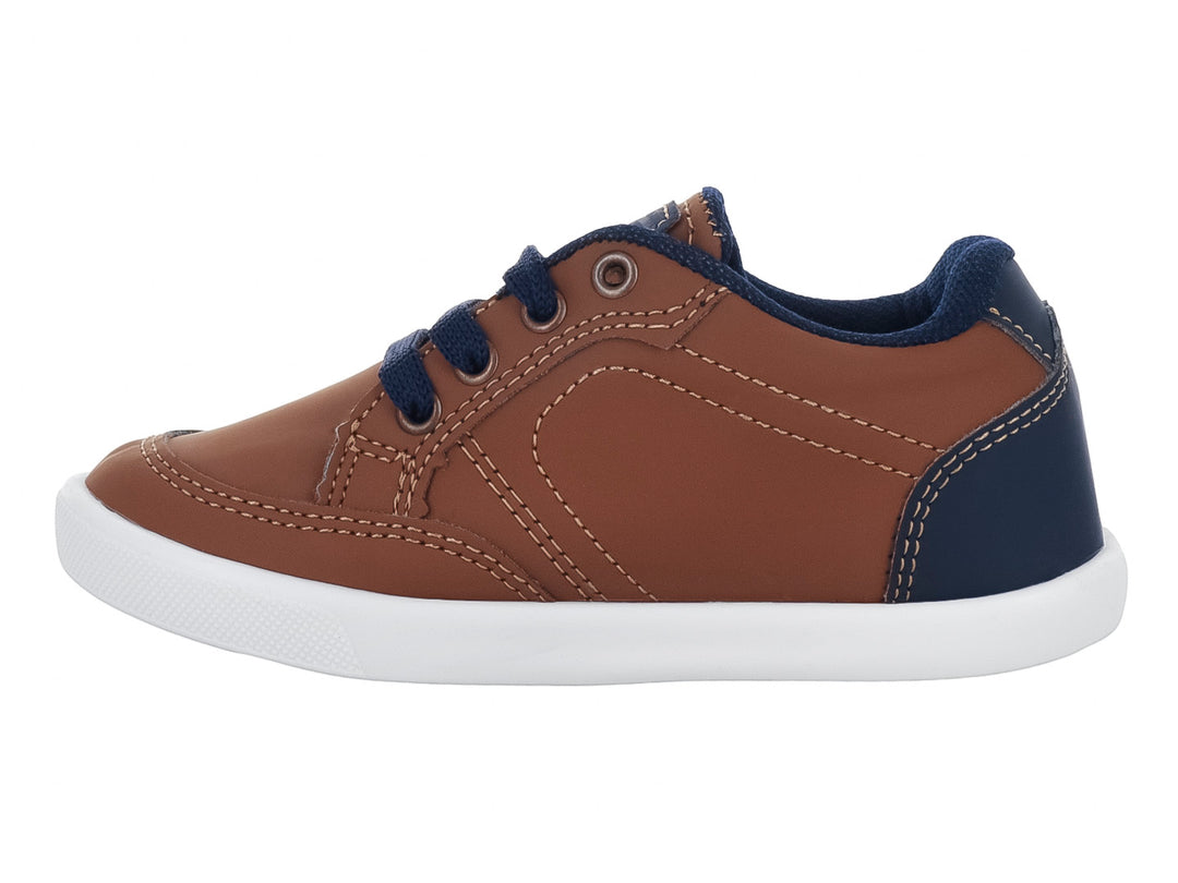 Zapato casual para niño en color camel y marino con suela blanca y cordones.