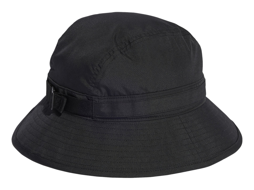 Sombrero tipo bucket de color negro con logotipo de Adidas en la parte frontal.