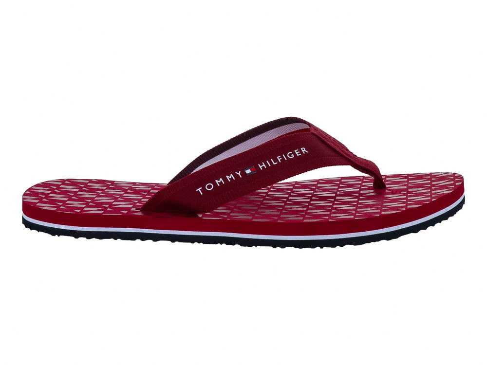Sandalias rojas Tommy Hilfiger con diseño geométrico en la plantilla y suela en contraste blanco y negro.