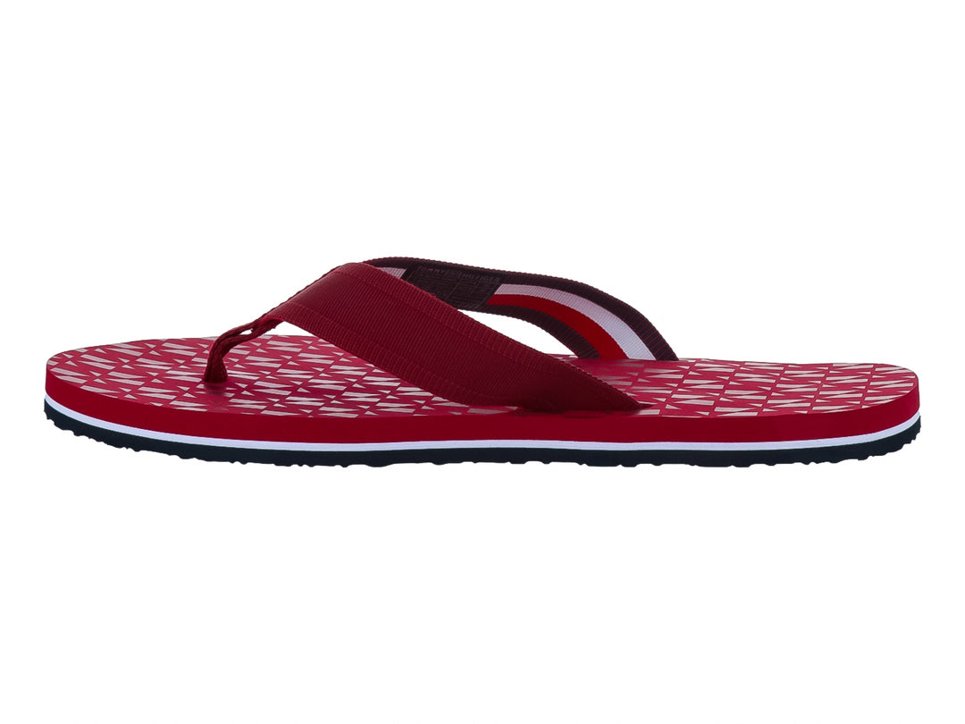 Sandalias rojas Tommy Hilfiger con diseño geométrico en la plantilla y suela en contraste blanco y negro.