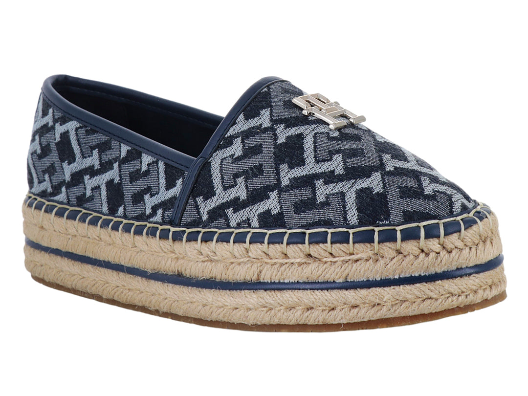 Zapato tipo espadrille azul denim con suela de yute y adorno metálico frontal.