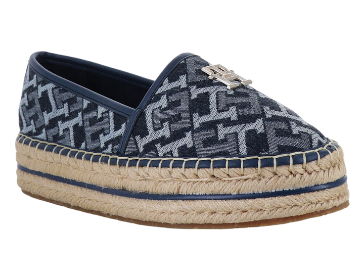 Zapato tipo espadrille azul denim con suela de yute y adorno metálico frontal.