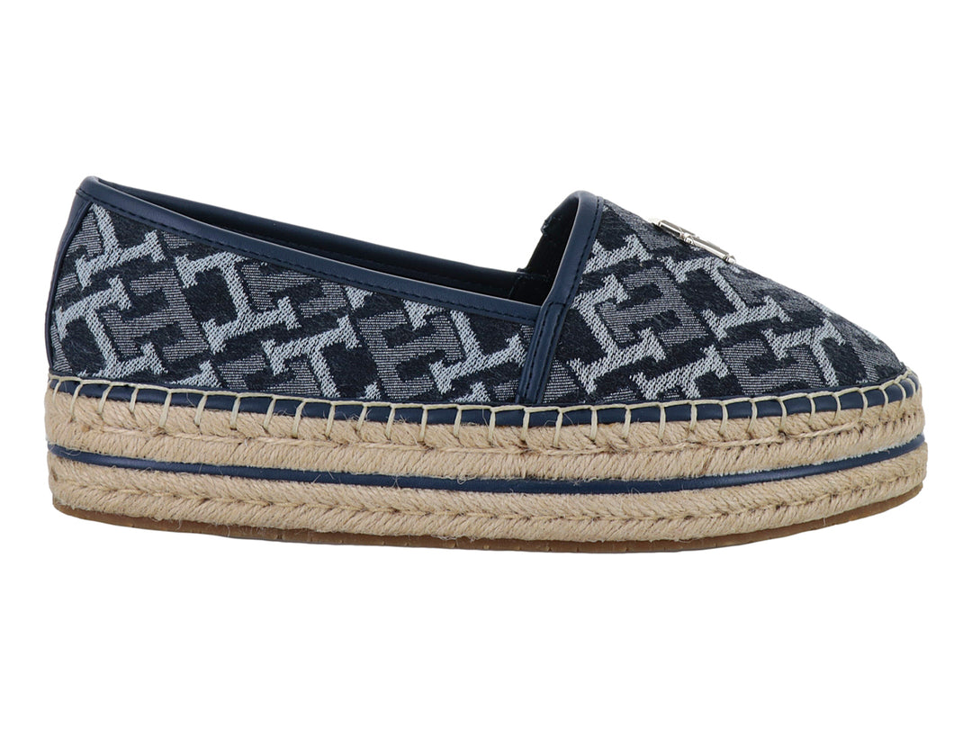 Zapato tipo espadrille azul denim con suela de yute y adorno metálico frontal.