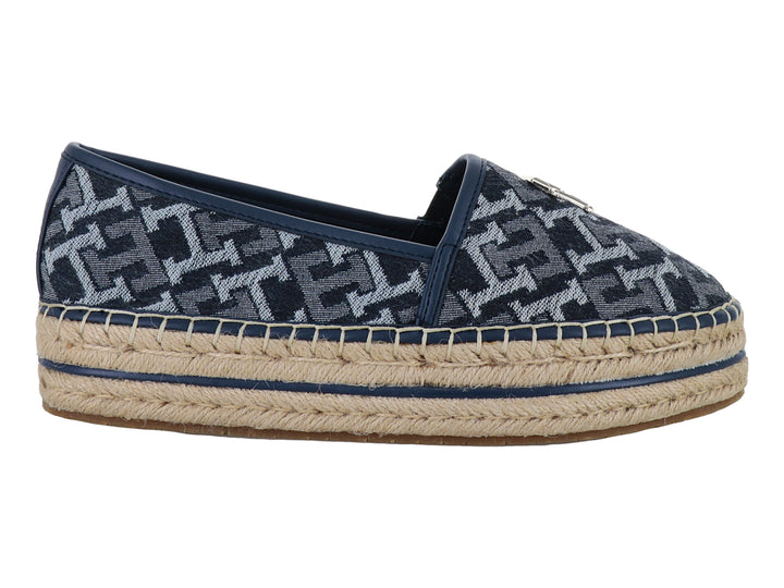 Zapato tipo espadrille azul denim con suela de yute y adorno metálico frontal.
