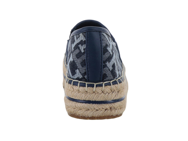 Zapato tipo espadrille azul denim con suela de yute y adorno metálico frontal.