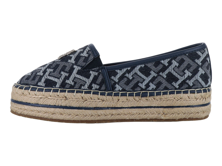 Zapato tipo espadrille azul denim con suela de yute y adorno metálico frontal.