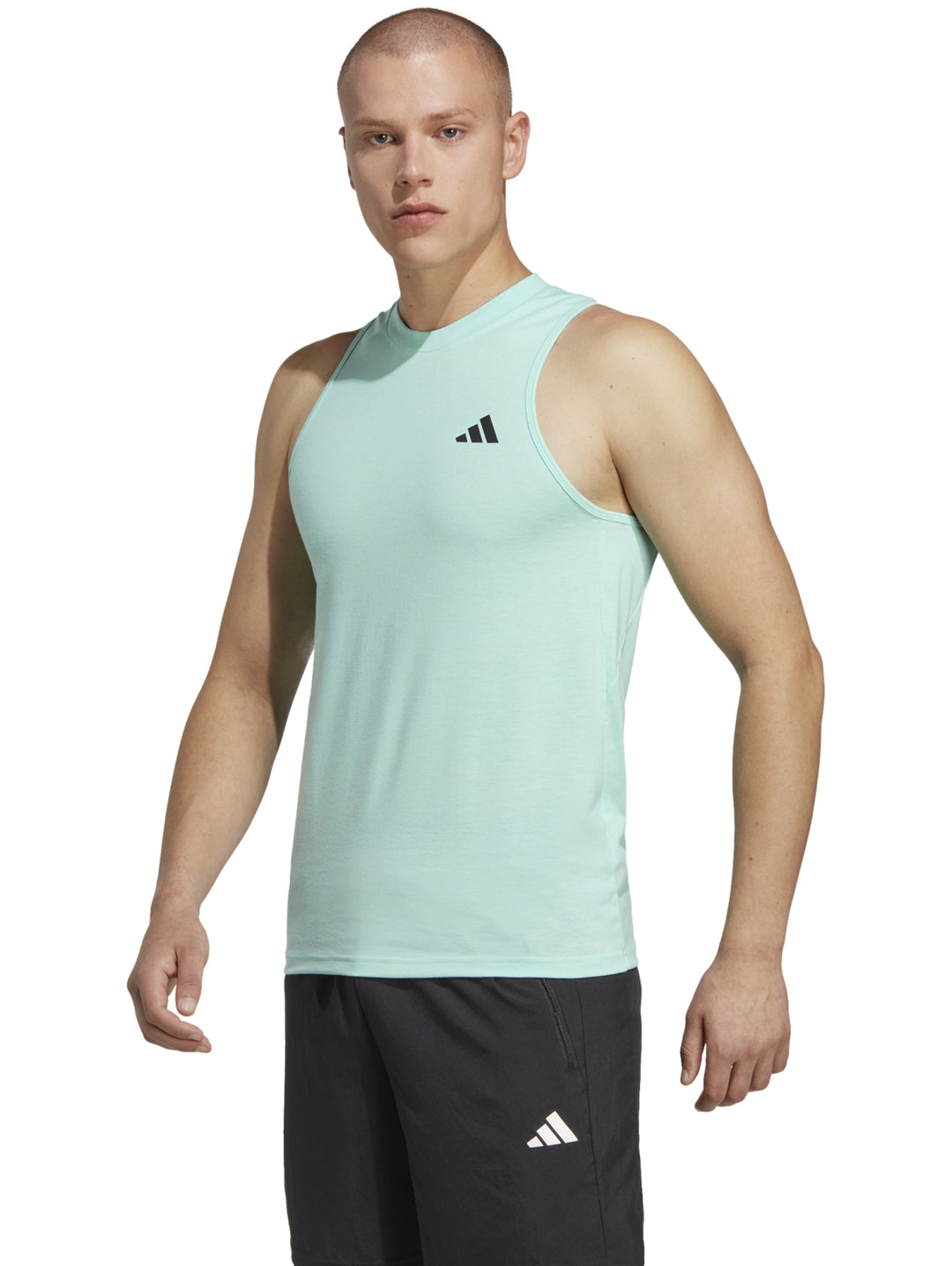 Camiseta deportiva sin mangas de color verde claro para hombre con logo de Adidas en el pecho.