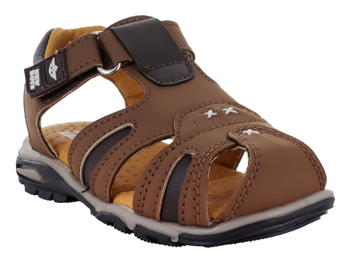 Sandalia cerrada para niño en color camel con detalles en marrón oscuro y suela gris.