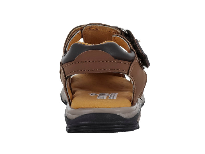 Sandalia cerrada para niño en color camel con detalles en marrón oscuro y suela gris.