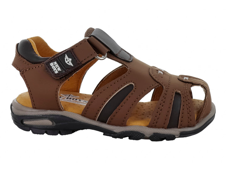 Sandalia para niño marca New Boys en color camel con detalles en marrón oscuro y cierre de velcro.
