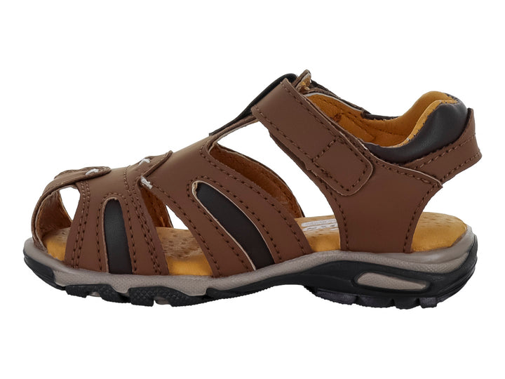 Sandalia para niño marca New Boys en color camel con detalles en marrón oscuro y cierre de velcro.