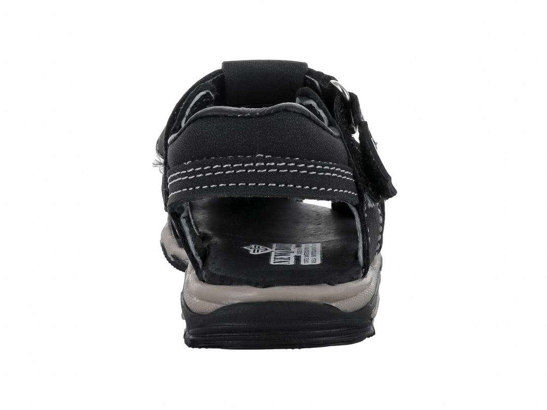 Sandalia deportiva para niño en color negro con suela gris y costuras blancas contrastantes.