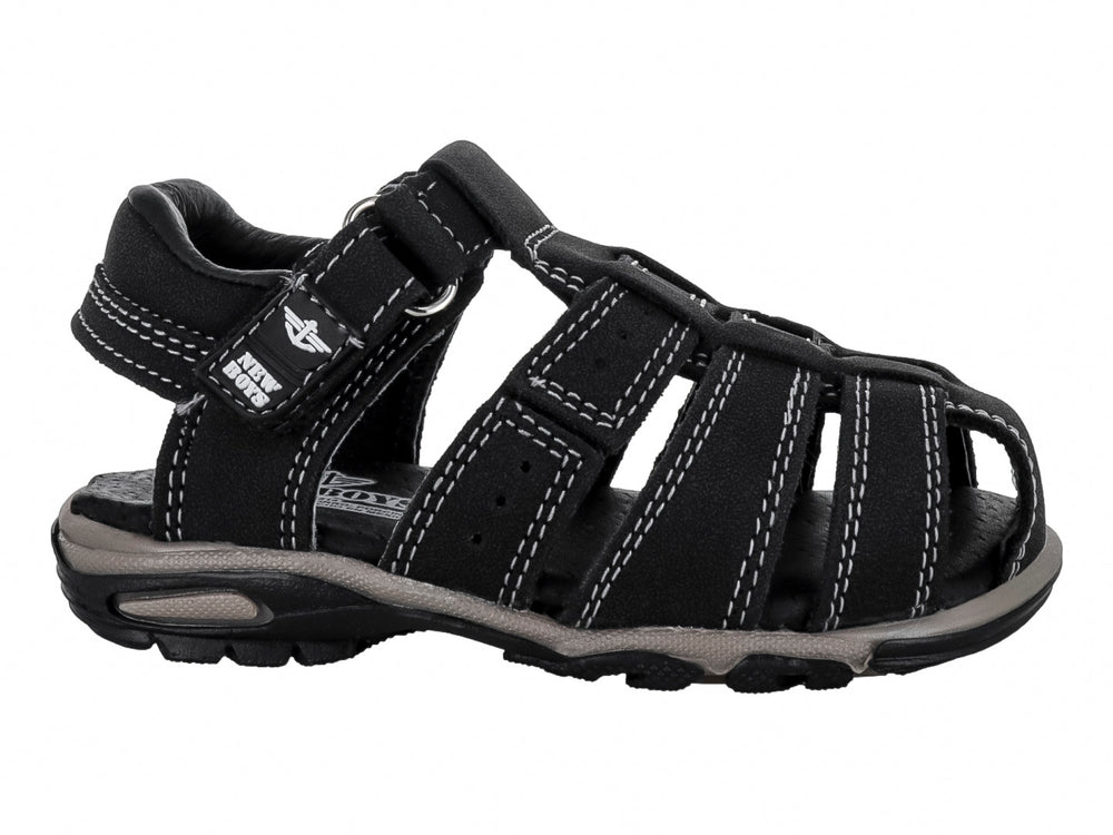Sandalias negras cerradas para niño con correas ajustables de velcro y suela gris.