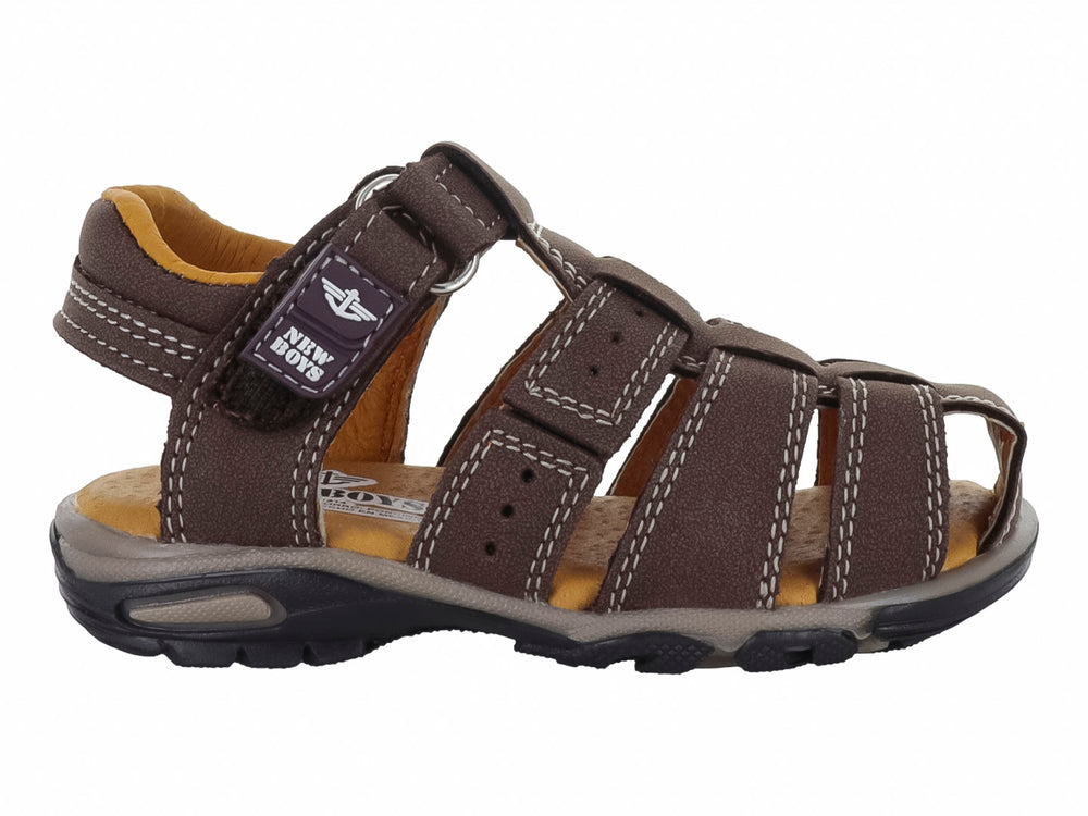 Sandalia infantil color marrón con punta cerrada y correa de ajuste con velcro.