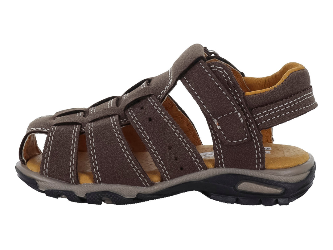Sandalia infantil color marrón con punta cerrada y correa de ajuste con velcro.
