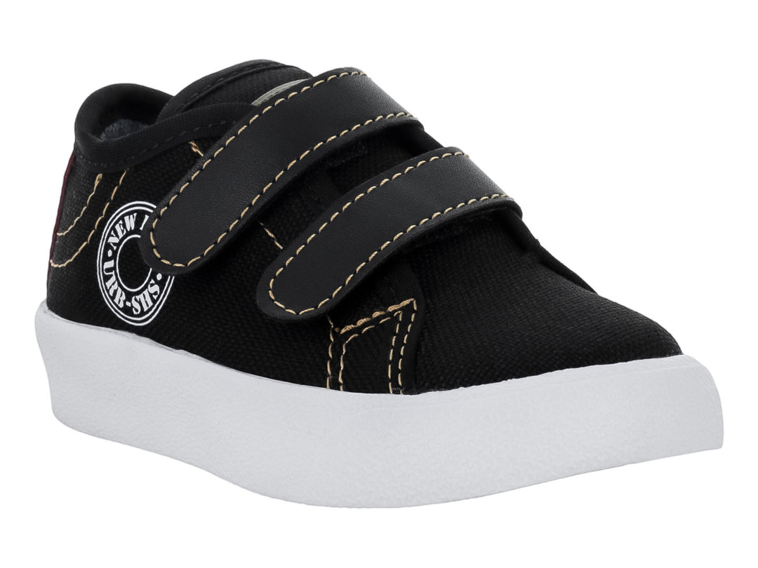 Zapato casual negro para niño con suela blanca y cierre de dos correas de velcro.