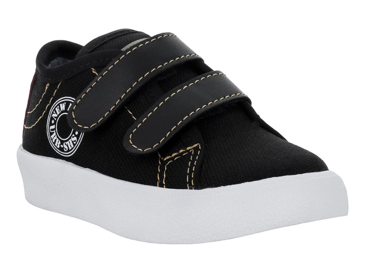 Zapato infantil color negro con suela blanca y cierre de velcro.