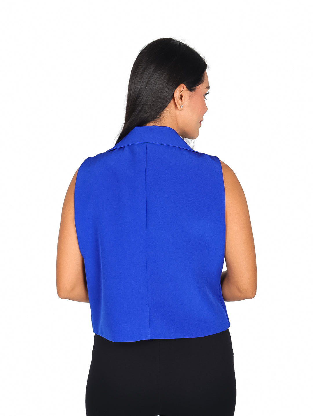 Mujer vistiendo un chaleco azul eléctrico de corte elegante y sin mangas sobre fondo blanco.