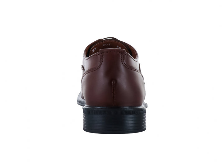 Zapato formal para hombre en color café con cordones y suela negra.