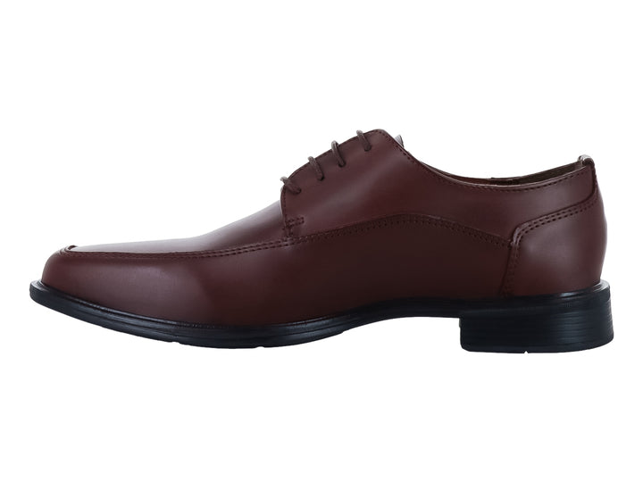 Zapato formal para hombre en color café con cordones y suela negra.