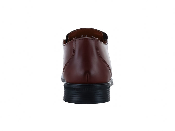 Zapato formal tipo mocasín color tan con suela negra para hombre.