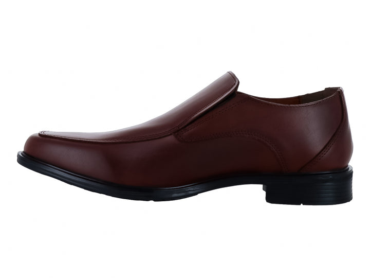 Zapato formal tipo mocasín color tan con suela negra para hombre.