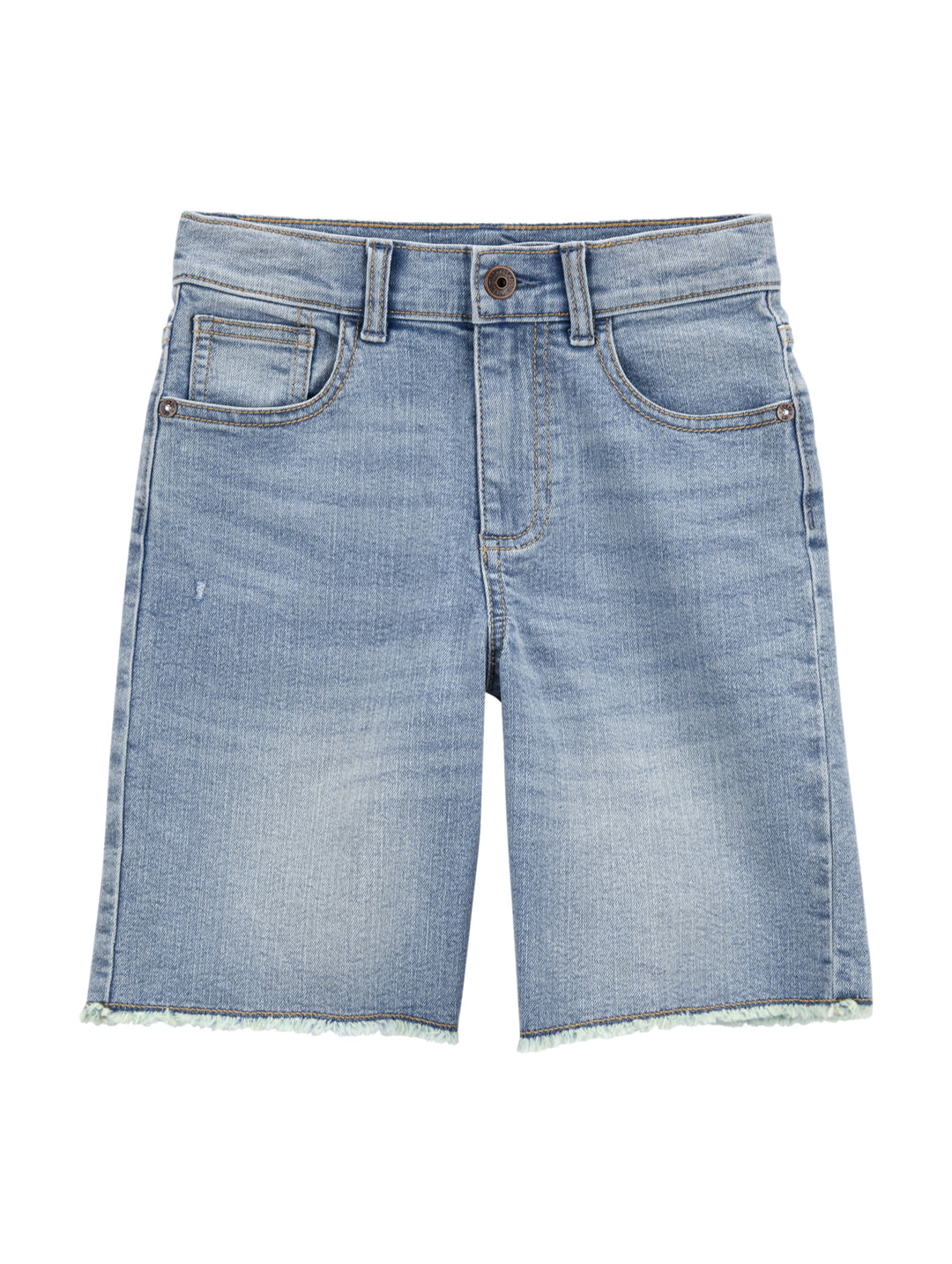 Bermudas de mezclilla azul claro para niño con ruedo deshilachado.