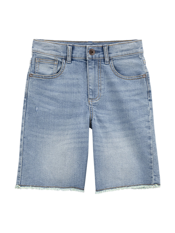 Bermudas de mezclilla azul claro para niño con ruedo deshilachado.