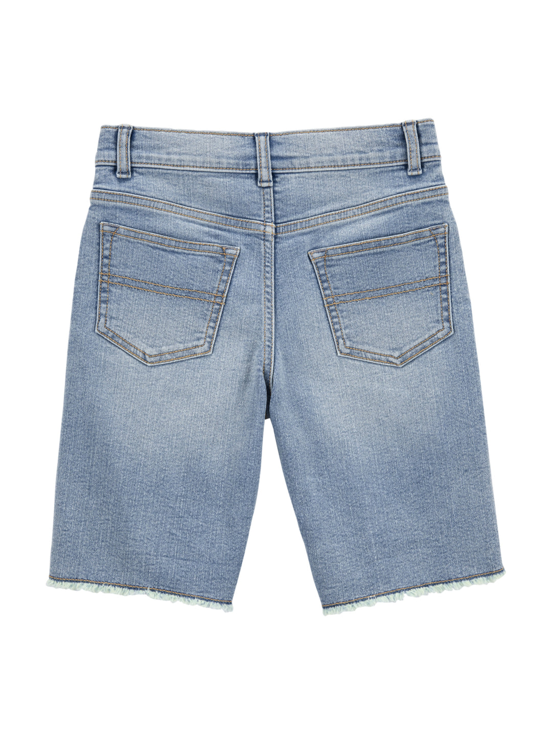 Bermudas de mezclilla azul claro para niño con ruedo deshilachado.