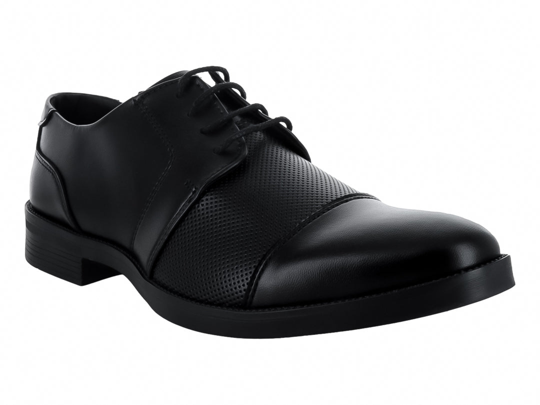 Zapato formal para hombre de color negro, material sintético con detalles perforados y cierre de cordones.